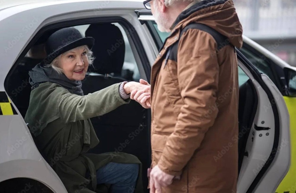 Такси к врачу 70+: новая инициатива помощи пожилым гражданам